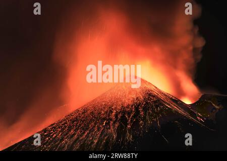 Ätna - Esplosione di Lava intensa in dettaglio dal cratere durante l'eruzione vista di notte con Silhouette del cratere in Kontroverse 13 Agosto 2023 Stockfoto