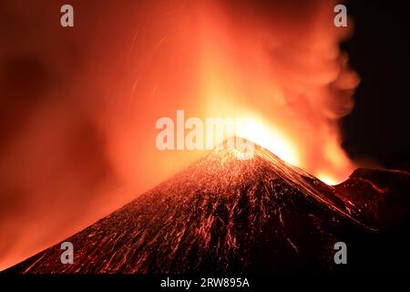 Ätna - Esplosione di Lava intensa in dettaglio dal cratere durante l'eruzione vista di notte con Silhouette del cratere in Kontroverse 13 Agosto 2023 Stockfoto