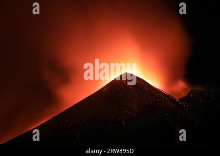 Ätna Vulkan in einem Detail aus nächster Nähe auf große nächtliche Lavaeruption bis zum Gipfel Krater Silhouette Hinterleuchtung Stockfoto