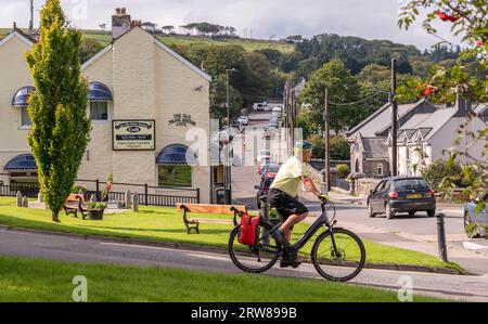 Princetown, Dartmoor, Devon, England, Vereinigtes Königreich. 6. September 2023. Radfahrer, der Princetown hoch in Dartmoor, Devon, Großbritannien durchquert. Stockfoto