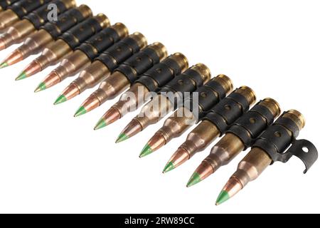 5,56mm Munitionsgürtel mit isolierten Patronen auf weißem Hintergrund Stockfoto
