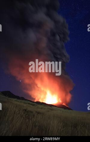 Ätna-Eruption in Sizilien mit Panoramablick auf die große Rauch- und Aschesäule des Vulkankraters am Sternenhimmel vom August 2023 Stockfoto