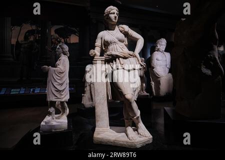 Istanbul, Türkei - 16. September 2023: Marmorstatue der Artemis in den Archäologischen Museen Istanbuls. Kopie eines Originals aus dem 4. Jahrhundert v. Chr. Stockfoto