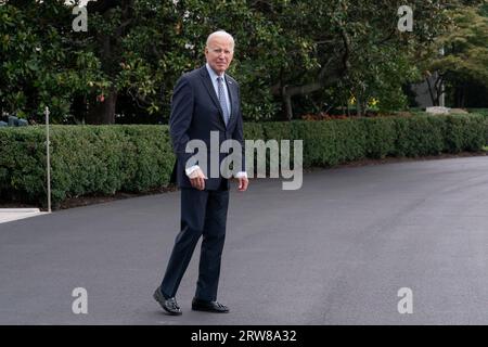 Washington, Usa. September 2023. US-Präsident Joe Biden verlässt das Weiße Haus in Washington, DC und geht nach New York, um an der Generalversammlung der Vereinten Nationen am 17. September 2023 teilzunehmen. Kredit: Chris Kleponis/Pool/ABACAPRESS.COM Kredit: Abaca Press/Alamy Live News Stockfoto