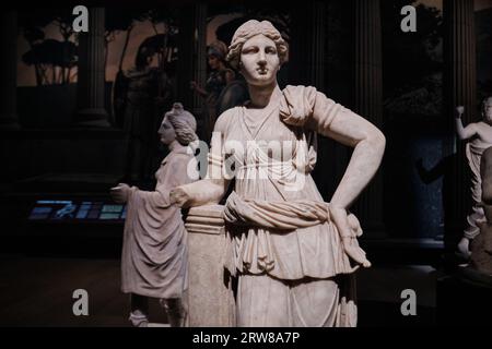 Istanbul, Türkei - 16. September 2023: Marmorstatue der Artemis in den Archäologischen Museen Istanbuls. Kopie eines Originals aus dem 4. Jahrhundert v. Chr. Stockfoto