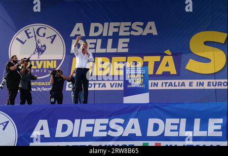 Pontida, Italien. September 2023. Der Parteivorsitzende von Lega Matteo Salvini auf dem Parteitag in Pontida, Lombardei, Italien, am 17. September 2023. Das Treffen, das Lega erstmals 1990 begann, ist der Eid einer Gruppe norditalienischer Städte gegen Kaiser Friedrich I. Barbarossa im Jahr 1167. In der 2023er Ausgabe des Kongresses ist Marine Le Pen, die Vorsitzende der französischen rechtsextremen Partei Rassemblement National, vertreten und konzentriert sich auf die nächsten Europawahlen. (Foto: Elisa Gestri/SIPA USA) Credit: SIPA USA/Alamy Live News Stockfoto