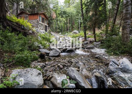 MT Baldy, Kalifornien, USA - 19. August 2023: Historische Hütte über dem beliebten Icehouse Canyon Creek in den San Gabriel Mountains. Stockfoto