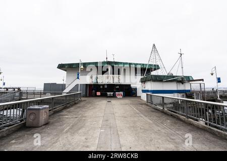 Long Beach, Kalifornien, USA - 16. September 2023: Redaktionelle Ansicht der verwitterten Architektur am Ende des Belmont Veterans Memorial Pier. Stockfoto