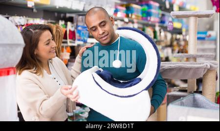 Paar wählen Katzenmöbel im Geschäft Stockfoto