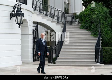 Washington, Usa. September 2023. US-Präsident Joe Biden verlässt das Weiße Haus in Washington, DC und geht nach New York, um an der Generalversammlung der Vereinten Nationen am Sonntag, den 17. September 2023, teilzunehmen. Foto von Chris Kleponis/UPI Credit: UPI/Alamy Live News Stockfoto