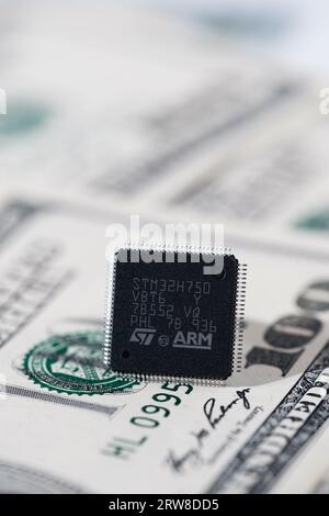 ARM ST32-Chip auf 100 USD-Banknote. Konzept. Selektiver Fokus. London, Vereinigtes Königreich, 17. September 2023 Stockfoto