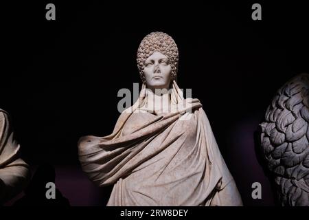Istanbul, Türkei - 16. September 2023: Marmorstatue der Frau in den Archäologischen Museen Istanbuls. Stammt aus der römischen Zeit, die in Aphrodisias gefunden wurde Stockfoto