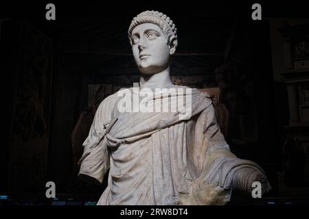 Istanbul, Türkei - 16. September 2023: Marmorstatue des Kaisers Valentianus II. In den Archäologischen Museen von Istanbul. Gefunden in Aphrodisias Stockfoto