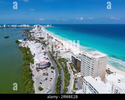 Erleben Sie das atemberaubende Panorama tagsüber über über die Kukulcán Avenue auf Cancún Insel. Auf der rechten Seite sehen Sie das atemberaubende türkisfarbene Wasser der Ca Stockfoto