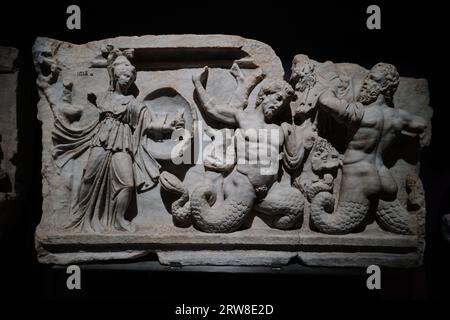 Istanbul, Türkei - 16. September 2023: Marmorrelief, das die Schlacht zwischen Göttern und Riesen in den Archäologischen Museen Istanbuls darstellt Stockfoto