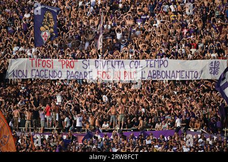 Fans (Fiorentina) während des italienischen Spiels der Serie A zwischen Fiorentina 3-2 Atalanta im Artemio Franchi Stadion am 17. September 2023 in Florenz. Kredit: Maurizio Borsari/AFLO/Alamy Live News Stockfoto