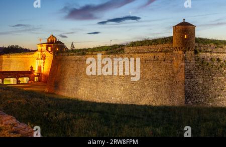 Haupteingang des alten Schlosses von San Pedro de Jaca am Sommerabend Stockfoto