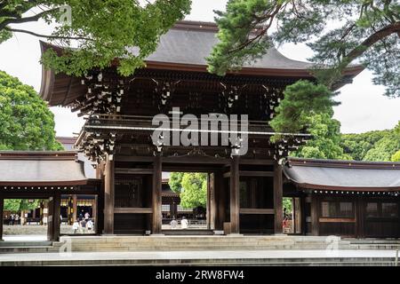 Das massive Minami Jinmon Tor am Eingang zum Innenhof des Meiji Jingu Schreins in einem 170 Hektar großen Waldpark in Shibuya, Tokio, Japan. Der Shinto-Schrein ist den Geistern von Kaiser Meiji und seiner Frau, Kaiserin Shoken, gewidmet. Stockfoto
