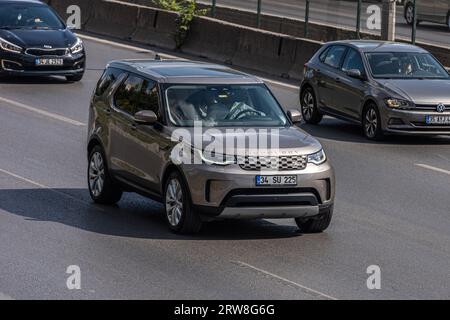 ISTANBUL, TÜRKEI - 17. SEPTEMBER 2023: Land Rover Discovery an der Stadtautobahn. Stockfoto