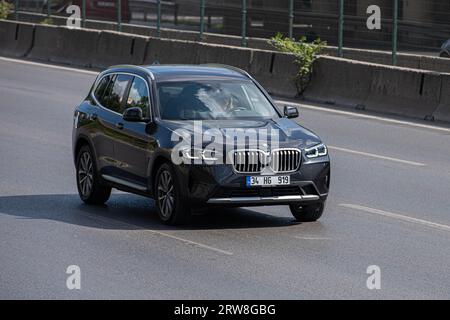 ISTANBUL – TÜRKEI – 17. SEPTEMBER 2023: Der neue BMW X5. Schwarze Crossover steht auf der Autobahn. Deutsches Premium-SUV. Stockfoto