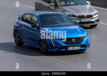 ISTANBUL, TÜRKEI - 17. SEPTEMBER 2023: Neuer Peugeot 308 auf der Autobahn. Luxuslimousine der Business-Klasse. Modernes Design. Stockfoto
