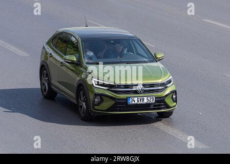 ISTANBUL – TÜRKEI – 17. SEPTEMBER 2023: Volkswagen T-Roc ist ein subkompakter Crossover-SUV des deutschen Automobilherstellers Volkswagen. Stockfoto