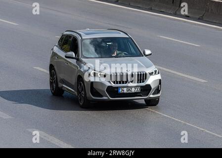ISTANBUL – TÜRKEI – 17. SEPTEMBER 2023: Der neue BMW X5. Schwarze Crossover steht auf der Autobahn. Deutsches Premium-SUV. Stockfoto