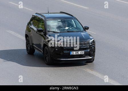 ISTANBUL, TÜRKEI - 17. SEPTEMBER 2023: Black Jeep Compass fährt auf der Straße. Stockfoto