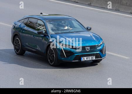 ISTANBUL, TÜRKEI - 17. SEPTEMBER 2023: Neuer Peugeot 408 auf der Autobahn. Luxuslimousine der Business-Klasse. Modernes Design. Stockfoto