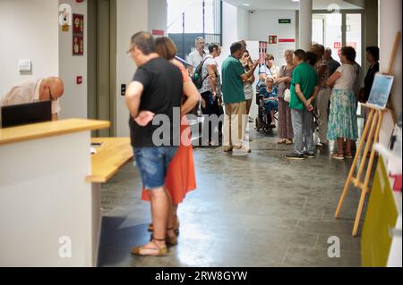 Viladecans, Spanien - 17. September 2023: Gruppe von Personen mit dem Reiseleiter und anderen an der Rezeption des Ca n'Amat-Museu de Viladecans museu Stockfoto