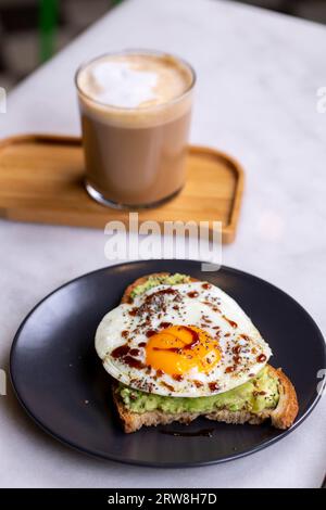 Avocado-Toast mit Sunny-Side-Up-Ei Stockfoto