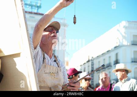 Der berühmte spanische Maler und Bildhauer Antonio Lopez arbeitet an einem neuen Kunstwerk auf dem Sol-Platz im Zentrum von Madrid. Mit: Antonio Lopez Wo: Madrid, Spanien Wann: 17 Aug 2023 Kredit: Oscar Gonzalez/WENN Stockfoto