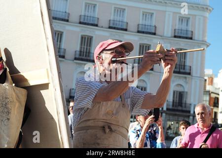 Der berühmte spanische Maler und Bildhauer Antonio Lopez arbeitet an einem neuen Kunstwerk auf dem Sol-Platz im Zentrum von Madrid. Mit: Antonio Lopez Wo: Madrid, Spanien Wann: 17 Aug 2023 Kredit: Oscar Gonzalez/WENN Stockfoto