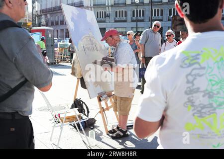 Der berühmte spanische Maler und Bildhauer Antonio Lopez arbeitet an einem neuen Kunstwerk auf dem Sol-Platz im Zentrum von Madrid. Mit: Antonio Lopez Wo: Madrid, Spanien Wann: 17 Aug 2023 Kredit: Oscar Gonzalez/WENN Stockfoto