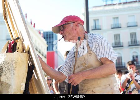 Der berühmte spanische Maler und Bildhauer Antonio Lopez arbeitet an einem neuen Kunstwerk auf dem Sol-Platz im Zentrum von Madrid. Mit: Antonio Lopez Wo: Madrid, Spanien Wann: 17 Aug 2023 Kredit: Oscar Gonzalez/WENN Stockfoto