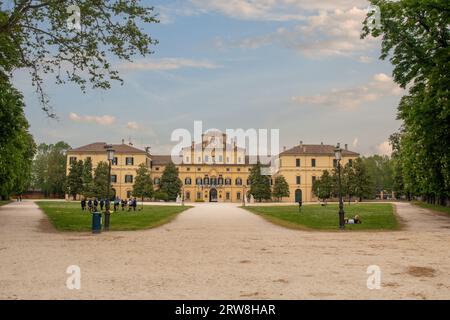 Palazzo Ducale oder Palazzo del Giardino (1561), historischer Palast im Parco Ducale, heute Sitz des Carabinieri-Kommandos, Parma, Emilia-Romagna Stockfoto