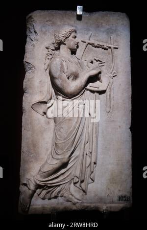 Istanbul, Türkei - 16. September 2023: Marmorreliefstatue mit einer Muse, die Cithara in den Archäologischen Museen Istanbuls spielt Stockfoto