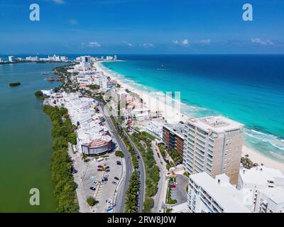 Erleben Sie das atemberaubende Panorama tagsüber über über die Kukulcán Avenue auf Cancún Insel. Auf der rechten Seite sehen Sie das atemberaubende türkisfarbene Wasser der Ca Stockfoto