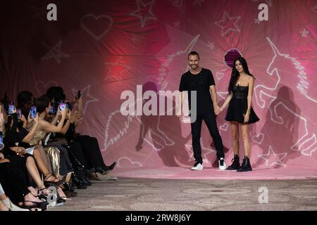 London, Großbritannien. September 2023. Die Designer Hila und Kristian Aadnevik auf dem Catwalk bei der AADNEVIK Spring/Summer 2024 Show im Rahmen der London Fashion Week im Royal Horseguards, London. Credit:Katie Collins/EMPICS/Alamy Live News Stockfoto
