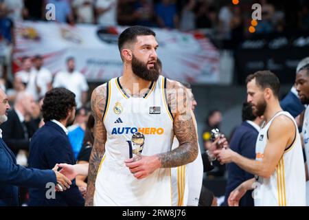 Murcia Region von Murcia Spanien 17. September 2023. VINCENT POIRIER Frankreich Spieler von Real Madrid Basketball mit dem Miniturniersieg UNICAJA Bsket Malaga vs Real Madrid Super Copa Basket Endesa Finalspiel Sports Palace Murcia 17. September 2023 Credit: Pascu Méndez/Alamy Live News Stockfoto