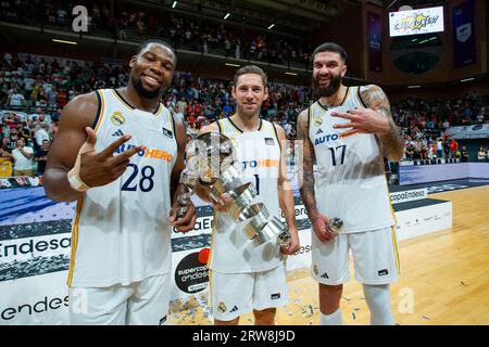 Murcia Region von Murcia Spanien 17. September 2023. GUERSCHON YABUSELE Frankreich Spieler von Real Madrid Basketball während des Spiels, FABIEN CAUSEUR Frankreich Spieler von Real Madrid Basketball, VINCENT POIRIER Frankreich Spieler von Real Madrid Basketball UNICAJA Bsket Malaga vs Real Madrid Super Copa Basket Endesa Endspiel Sports Palace Murcia 17. September 2023 Credit: Pascu Méndez/Alamy Live News Stockfoto