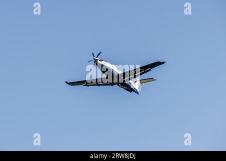 Ein DAUGH LEASING LLP Pilatus PC-12/47E Leichtflugzeug fliegt, klettert nach dem Start vom Fairoaks Airport, Chobham, Surrey Stockfoto