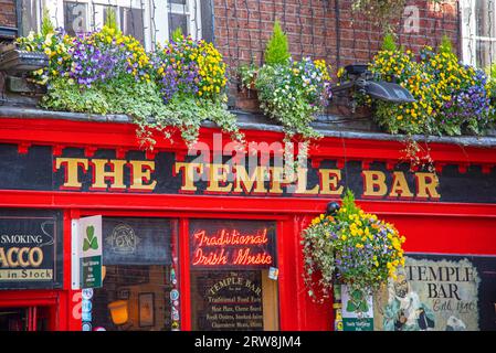 Die ikonische Temple Bar in Dublin mit ihrem lebhaften Äußeren und Namensschild besticht durch ihren Charme. Stockfoto