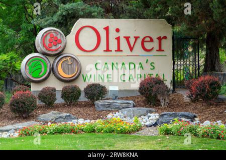 Oliver, British Columbia, Kanada - 24. Juli 2023: Schild „Canada's Wine Capital“ am Highway 97 am Eingang zur kleinen Stadt Oliver, British Colu Stockfoto