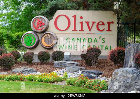 Oliver, British Columbia, Kanada - 24. Juli 2023: Schild „Canada's Wine Capital“ am Highway 97 am Eingang zur kleinen Stadt Oliver, British Colu Stockfoto