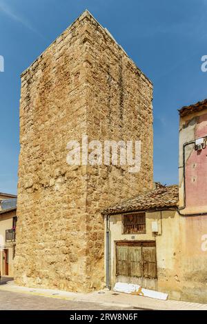 Der Turm an der Posadillas-Straße, die alte Mauer der Stadt San Esteban de Gormaz, eine Stadt von Soria, wurde zur historisch-künstlerischen Stätte Spaniens erklärt. Stockfoto