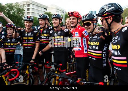 Madrid, Madrid, Spanien. September 2023. Das Jumbo Visma Team (von L bis R) Jonas Vingegaard, Wilco Kelderman, Robert Gesink, Attila Valter, Sepp Kuss, Jan Tratnik, Primoz Roglic, am Ende der 21. Etappe des spanischen Radrennens La Vuelta auf der Plaza de Cibeles am 16. September 2023 in Madrid, Spanien (Credit Image: © Alberto Gardin/ZUMA Press Wire) NUR REDAKTIONELLE NUTZUNG! Nicht für kommerzielle ZWECKE! Stockfoto