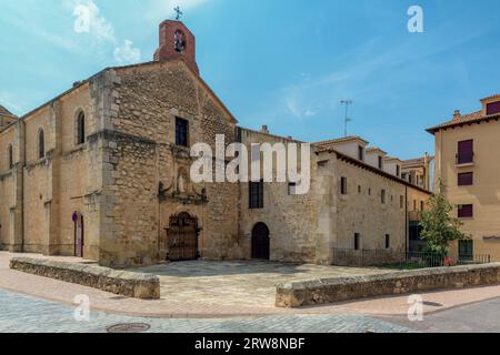 Außenfassade der Gemeinde San Esteban Protomártir im Dorf San Esteban de Gormaz, Provinz Soria, Kastilien und Leon, Spanien, Europa. Stockfoto