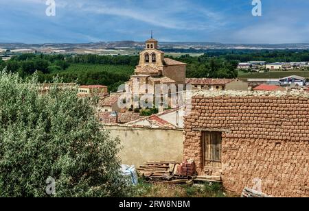 Luftaufnahme von San Esteban de Gormaz und Nuestra Señora del Rivero Kirche aus dem 12. Jahrhundert in der Provinz Soria, Kastilien und Leon, Spanien. Stockfoto