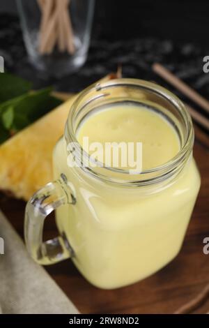 Leckerer Ananas-Smoothie im Maurerglas auf dem Tisch, Nahaufnahme Stockfoto